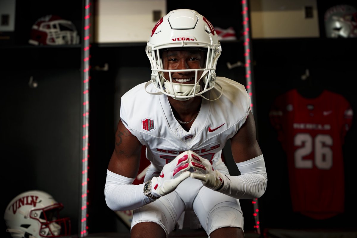VernBlair13's tweet image. Thanks @Da_DREAM47 and all the UNLV coaches for the love on the visit. “Can't starve a boy God is feedin."@Dannie_Snyder52 @PaloDuroDonsFB @Eric_Mims_Sr @Colbykwilliams @HawthorneCoach @unlvfootball