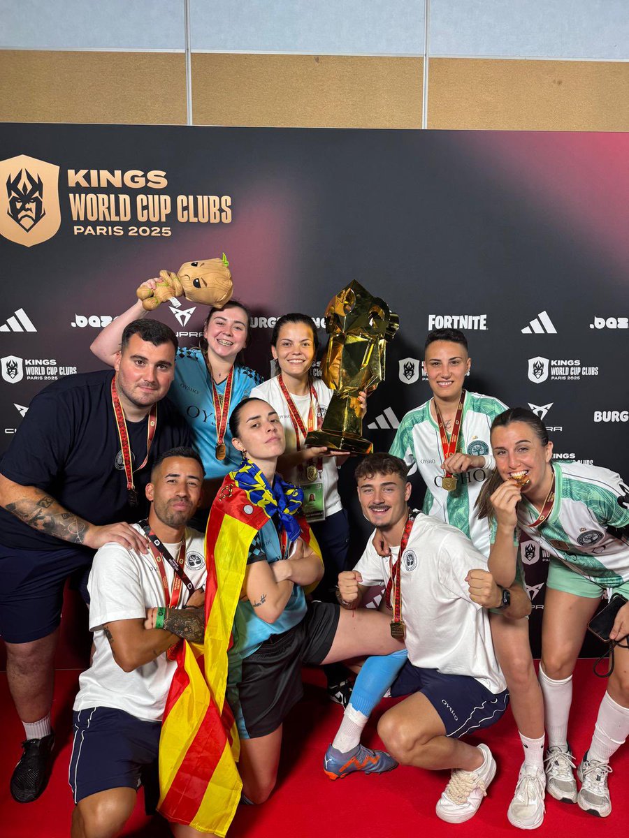 Nuestro mister, la 🐐 y todo el staff que está a su lado…no sabéis todo el trabajo, esfuerzo y dedicación que hay detrás para lograr todo lo que han logrado. Sin duda son los mejores y no me puedo sentir más afortunada de tenerlos dentro y fuera del campo.