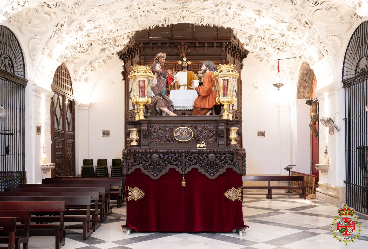 #CorpusCena25 | El Misterio de la Sagrada Cena se dispone en el paso procesional para presidir el altar en el Palacio Arzobispal durante la procesión del Corpus Christi el próximo jueves.

📷 <a href="/lselvatico/">Luis Selvático</a>