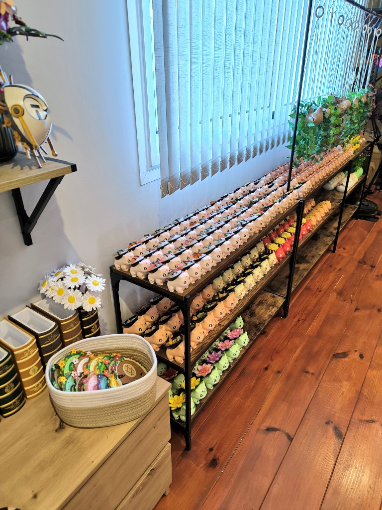 Merci pour vos réponses aux sondages des derniers jours ! 
La prochaine vente sera certainement le Dimanche 6 juillet a 18h ( j'attend quand même la fin du sondage demain pour officialiser la date mais c'est bien parti pour celle ci ) 🫶