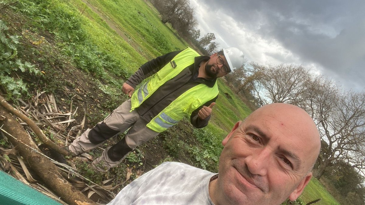 ricardosenn's tweet photo. Final feliz, vino brigada y luego de 19 horas sin suministro, vino la brigada y repusieron el suministro.
Tambien se comprometieron a enviar una brigada especial a podar los arboles.   Gracias a quienes intervinieron.   @Frontel_  @meganoticiascl https://t.co/2OVNsJB8mv