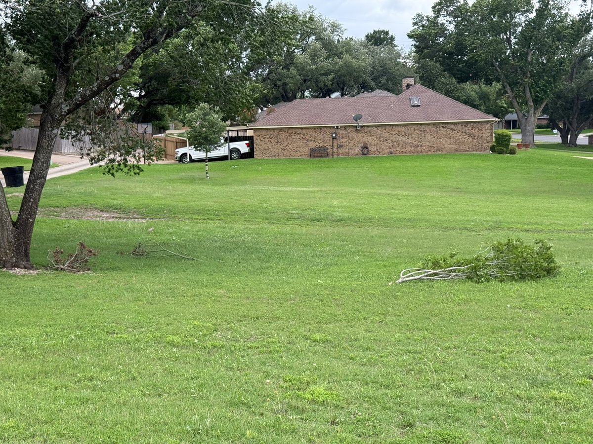 jdavis_wx's tweet image. Little Father’s Day MCS outflow action from Temple, Texas! Definitely pretty gusty winds causing minor tree limb damage!
#atxwx #txwx #wxtwitter #BellCounty