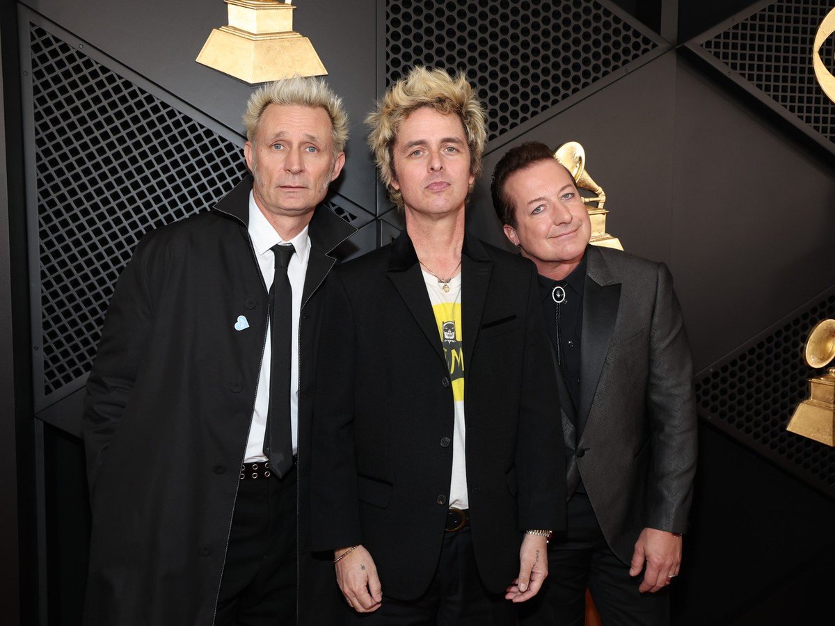 RecordingAcad's tweet photo. Behind every great playlist is a dad who said, "Let me show you some REAL music." 🎧 Here's to the music that connects us and the fathers who shaped us. Fatherhood was truly shining at the 67th GRAMMYs this year. 🌟
To celebrate #FathersDay, share with us the songs that your dad introduced you to, and are now mainstays on your favorite playlists. ⤵️