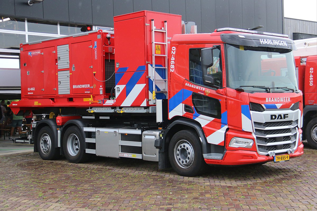 MichaelHuising's tweet image. 2024 #Daf XD 410 met haakarmsysteem van #Hiab #Multilift 
02-4682 #Harlingen 
Op het voertuig combicontainer #GWV  #Hytrans 02-4661 / 02-4662 #brandweer