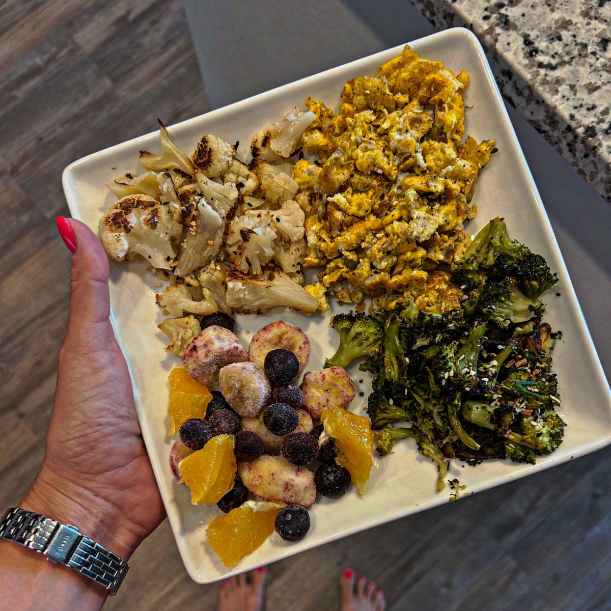 Here's how to build a power plate for optional health, performance and recovery!
-Protein 
-Healthy fats
-Quality carbs
-Fiber rich fruits &amp; veggies high in antioxidants 

✔️Eggs
✔️Banana, blueberries and orange
✔️Roasted broccoli &amp; cauliflower 
✔️Roasted in Avocado Oil &amp; EVOO