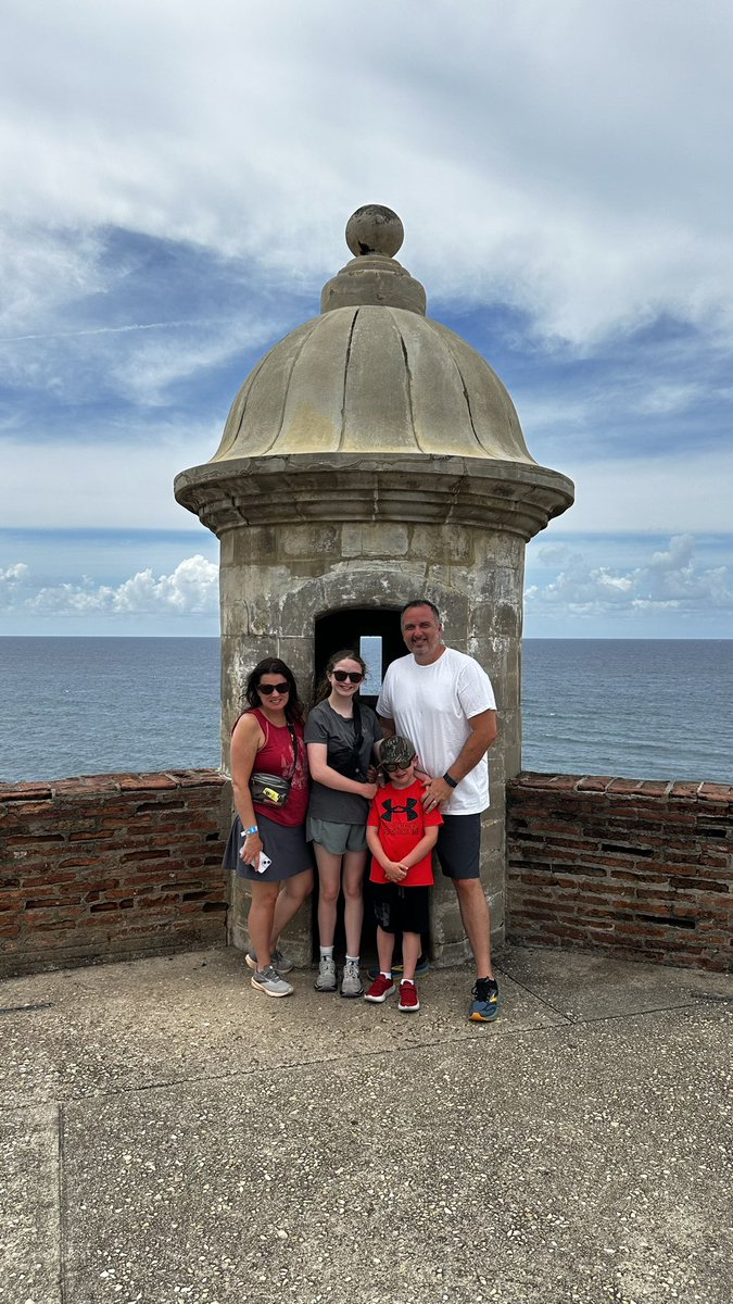 poodletop's tweet image. #HappyFathersDay2025 to me from 40k feet above the Atlantic flying to Nashville from Puerto Rico while I eat my airport @dominos #pizza and drink red wine from @SouthwestAir  Y’all know how to make this dad feel special. As does this crew!   #swapic #alistpreferred #vacation #swa
