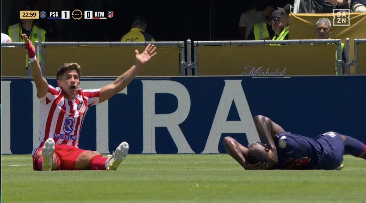 MrSamHQ_'s tweet photo. 📸 – ATLETICO MADRID FURIOUS!
They’re demanding a red card for Nuno Mendes after that challenge! 🟥👀
Tensions boiling over at the Rose Bowl.
#FIFAWCWC #Atleti #PSG #ClubWorldCup #England https://t.co/oW4XC5t84O