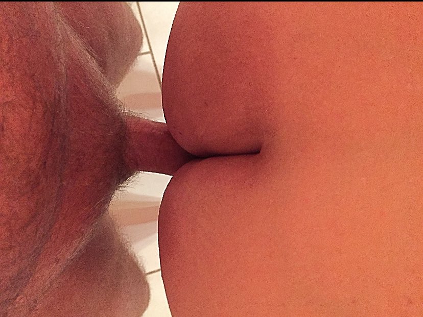 CurvyPeachMilf's tweet photo. Staying in a hotel out of town for a travel ball tournament. 
There’s something about a hotel that makes me naughty. 

Here’s how Sunday Funday started and finished. Still new to this and forget to get a pic of the happy ending. https://t.co/mh108AtFBp