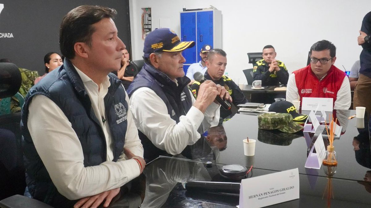 MinInterior's tweet photo. Durante la intervención del registrador nacional, Hernán Penagos, el procurador general , Gregorio Eljach , y el director encargado de la Dirección de Democracia, Cristian Chaparro, se entregó un parte de tranquilidad en #PuertoCarreño y en los municipios de #Cumaribo #LaPrimavera, #SantaRosalía.