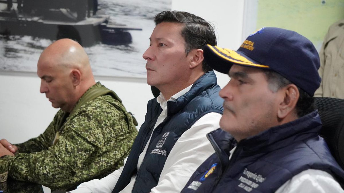 MinInterior's tweet photo. Durante la intervención del registrador nacional, Hernán Penagos, el procurador general , Gregorio Eljach , y el director encargado de la Dirección de Democracia, Cristian Chaparro, se entregó un parte de tranquilidad en #PuertoCarreño y en los municipios de #Cumaribo #LaPrimavera, #SantaRosalía.
