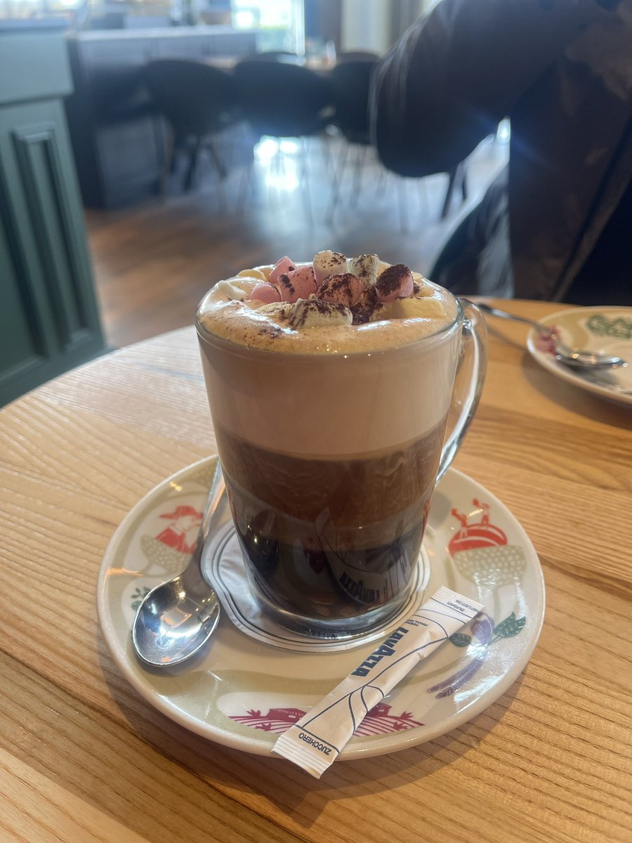 هناك مرحلة عظيمة
             من السلام النفسي
 اسمها؛ لا أعرف
           ولا أريد أن أعرف ..🤍