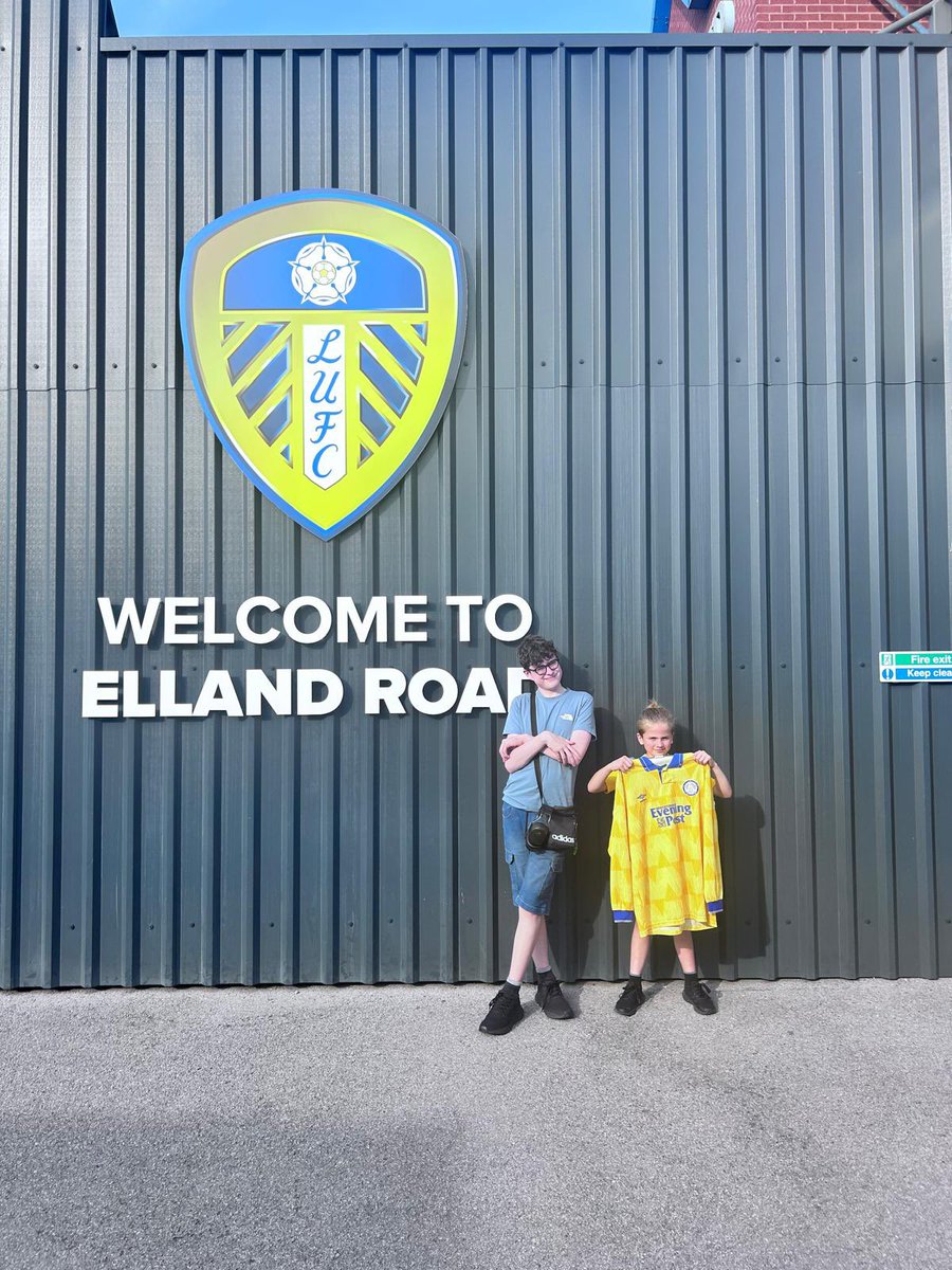 mikwar8's tweet image. It was a true honour and privilege to be a part of this. Plus having the opportunity to have a pic with Gary’s title winning away shirt afterwards was a dream come true.