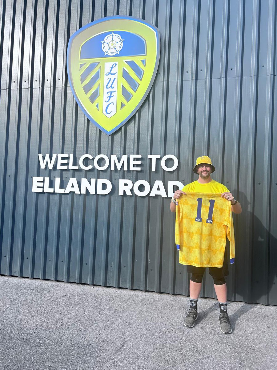 mikwar8's tweet image. It was a true honour and privilege to be a part of this. Plus having the opportunity to have a pic with Gary’s title winning away shirt afterwards was a dream come true.