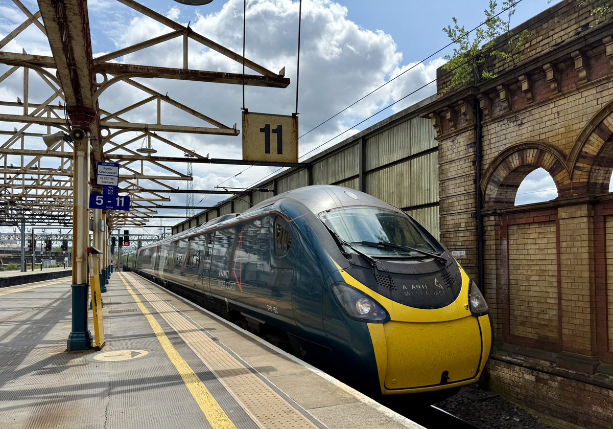 Mac (@maclarenturner) on Twitter photo Today’s positioning move for my latest trip sees travel into London using the amazing <a href="/reading_buses/">Reading Buses</a> 701/702, before a very pleasant run up the WCML with <a href="/AvantiWestCoast/">Avanti West Coast</a>, with the bonus of having 390121 ‘Opportunity’ to Crewe. Today’s positioning move for my latest trip sees travel into London using the amazing <a href="/reading_buses/">Reading Buses</a> 701/702, before a very pleasant run up the WCML with <a href="/AvantiWestCoast/">Avanti West Coast</a>, with the bonus of having 390121 ‘Opportunity’ to Crewe.