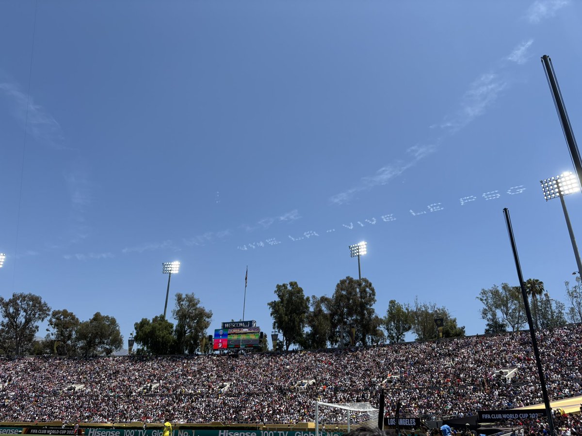 Un avion tourne autour du Rose Bowl et lâche des messages pro PSG dans le ciel de Pasadena depuis le début du match.