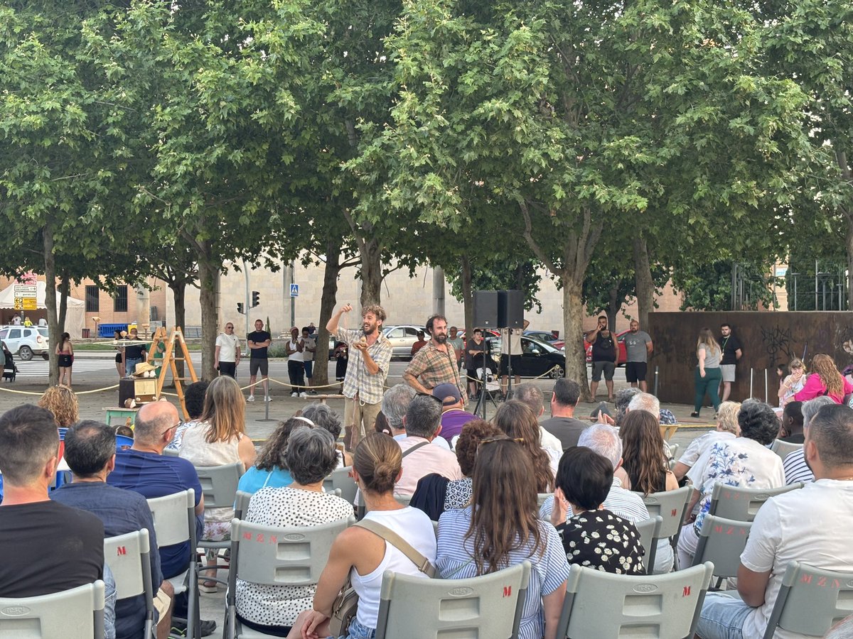🪚 Todo bien ha sorprendido al público con humor, peonzas y serrín. Circo original y juguetón desde Baleares en el #MOBA2025.

📍 Anfiteatro Labordeta · 20:30 h

#MonzónCultural #ArtesDeCalle