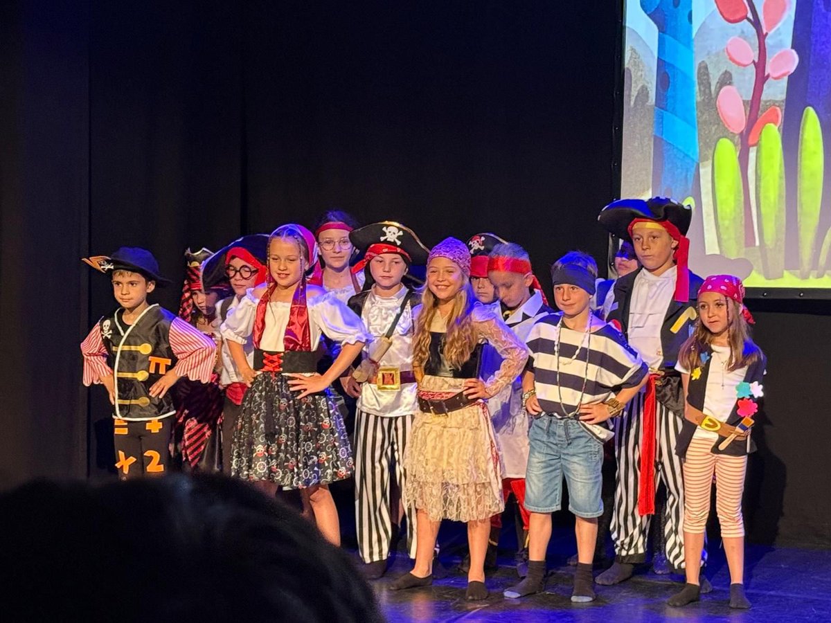 🎭 Avui al matí els nostres petits grans actors i actrius de Cicle Inicial ens han regalat dues històries plenes de màgia i valors!
Gràcies per compartir amb nosaltres aquest viatge tan especial. Els somriures, els aplaudiments i les emocions d’avui són el millor final!
#teatre