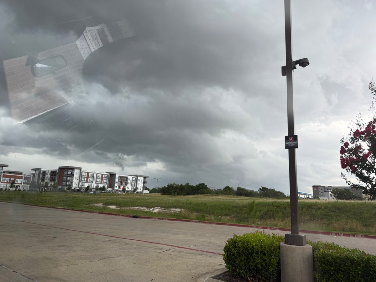 lopez_seba76118's tweet image. These dark clouds looking with heavy rain near Round Rock