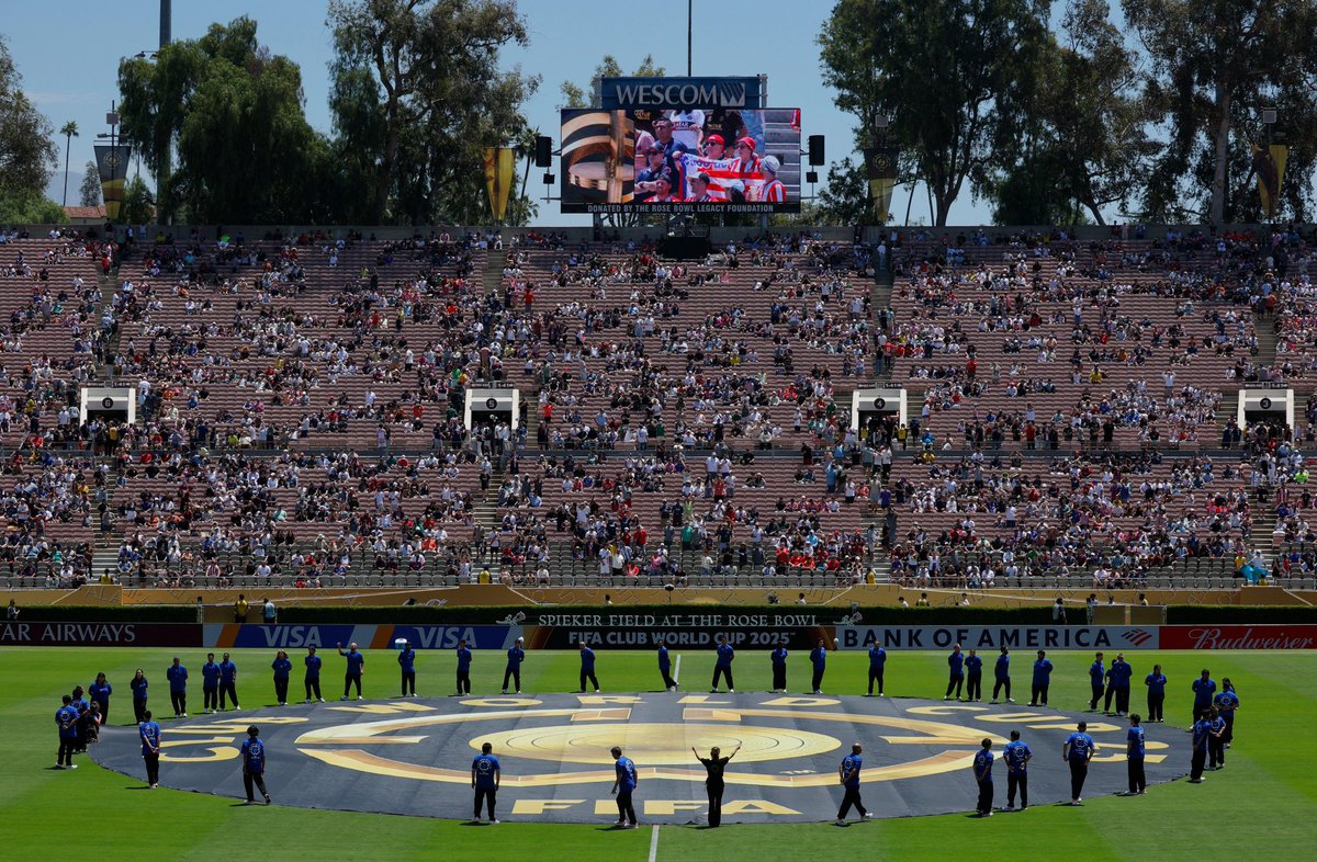 Якщо бути дійсно в темі американського спорту, його традицій і фанатичної любові - то така картина трибун є логічною.

Якби я був американцем, який цікавиться баскетболом/бейсболом/амер.футболом, то мені треба було б довго пояснювати, навіщо мені йти на той соккер.