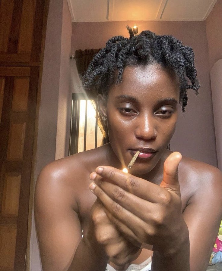 Labella_Mafia95's tweet photo. Fiction Story na Mafia.

Nilipokuwa na miaka 14, mama yangu alipigiwa simu na shule kwamba aje kunichukua kwa sababu nilikuwa mjamzito.

Nilikuwepo pale wakati Mwalimu Mkuu alipompigia. 

Kitu pekee mama yangu alichosema ni, “Sawa.” Hakuliza maswali. Hakupaza sauti.

Thread:👇 https://t.co/BOMY1QKKOs