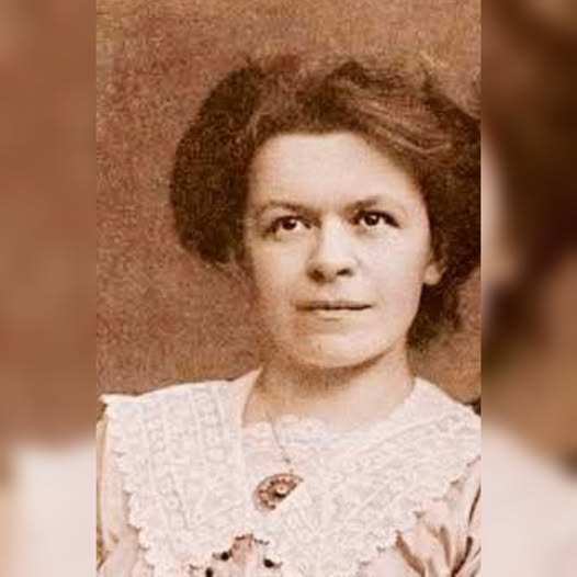 La lettre était humiliante. Elle disait ceci :
« Tu veilleras à ce que mes vêtements soient toujours en ordre.
Que mes trois repas quotidiens me soient servis dans ma chambre.
Que ma chambre et mon bureau soient maintenus impeccables, et que nul ne touche à mon bureau, hormis