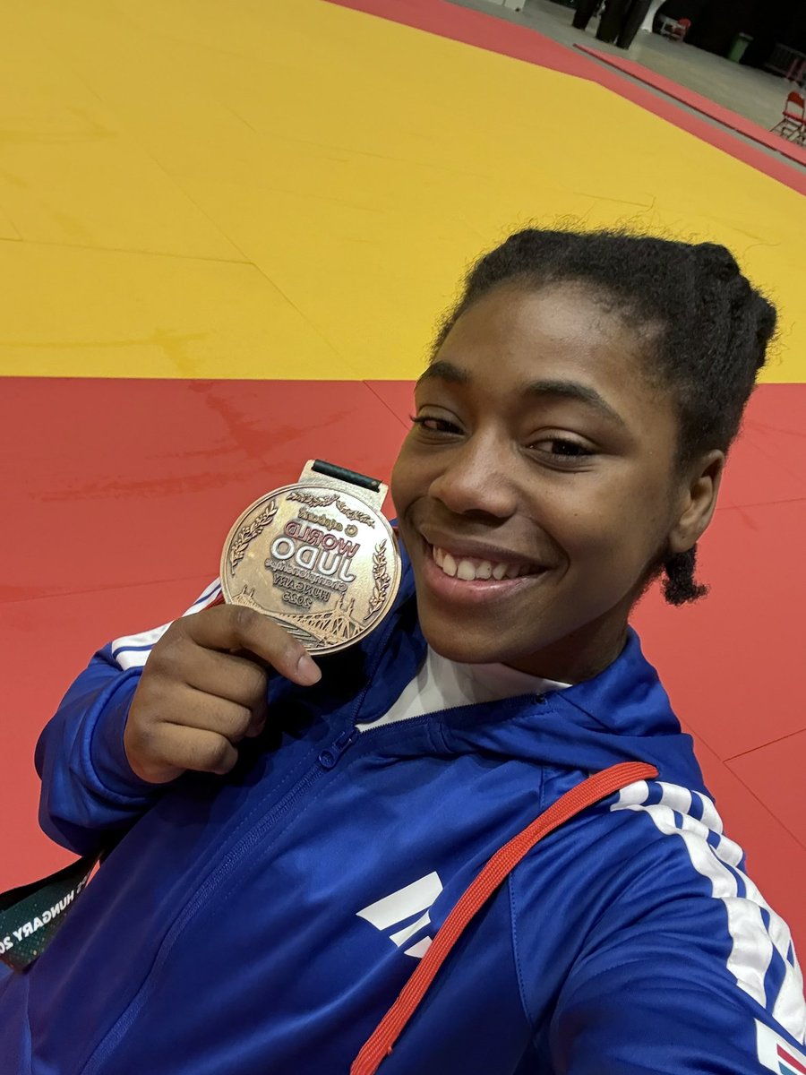 francejudo's tweet photo. SELFIE DE MÉDAILLÉS 🥇🥉🤳

#JudoWorlds #FierdEtreJudoka https://t.co/uO8fVVqVbT