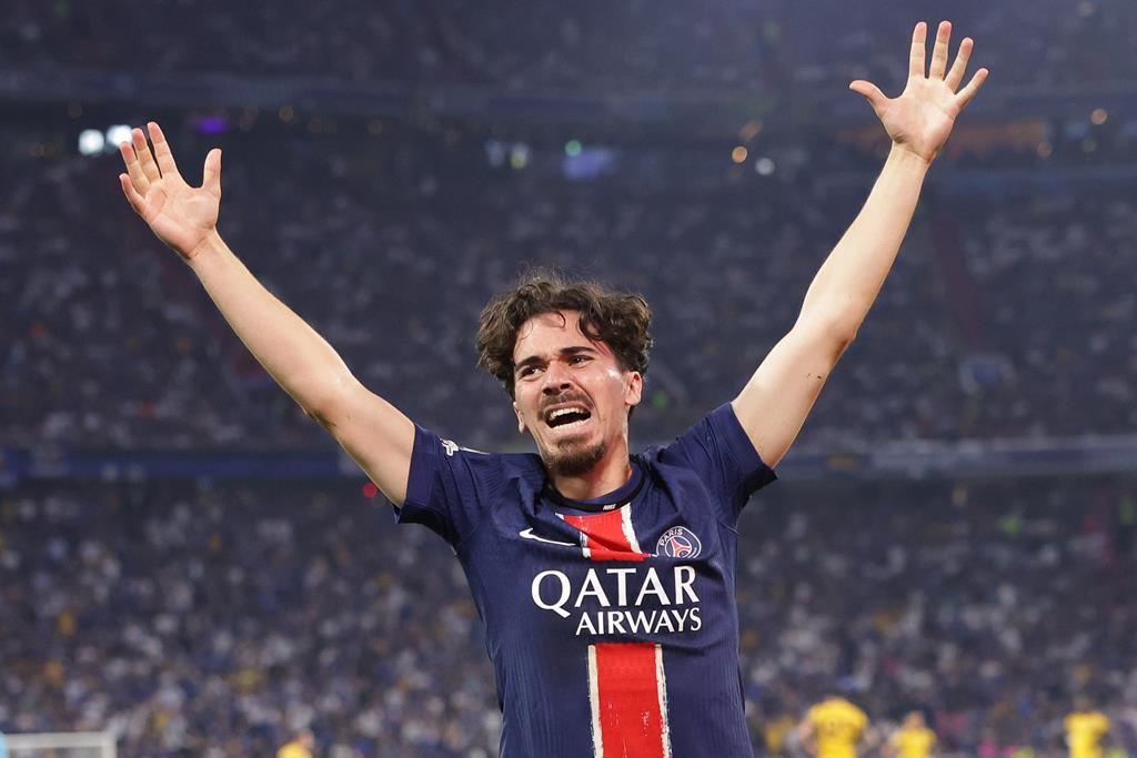 Vitinha estreia-se a marcar no campeonato do mundo.

É cada vez mais um legítimo candidato ao Ballon d' Or.