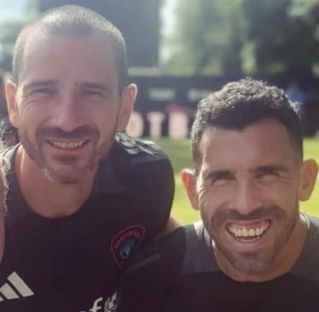 Carlitos, David e Leo! Giusto un po' di storia della #Juve in queste foto! 🤍🖤
Che coppia sarebbe stata #Tevez #Trezeguet? 😍