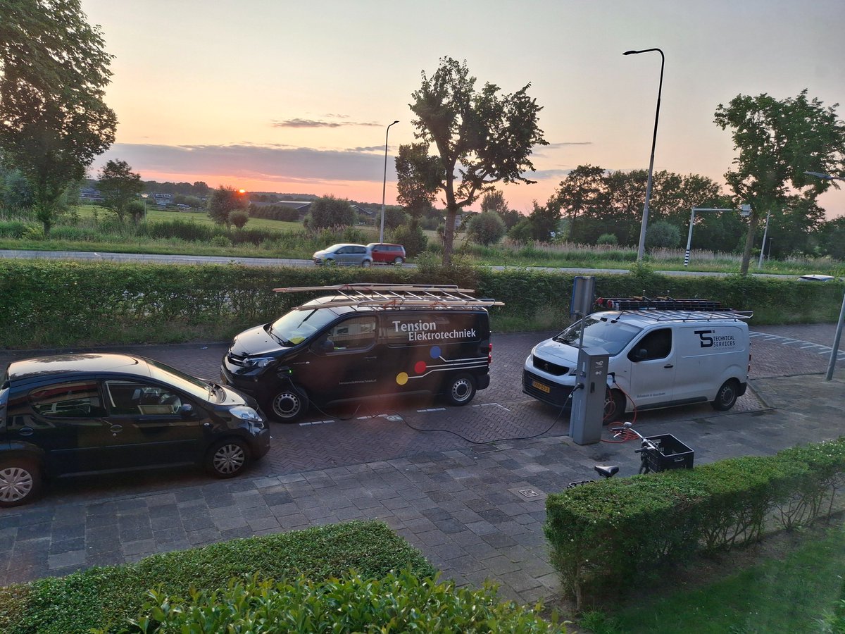 dreijkie's tweet photo. Sinds Haarlem het verplicht heeft gemaakt dat bedrijfswagens electrisch moeten zijn krijg ik steeds meer busjes voor de deur. De busjes parkeren nu dus ook op de weg. @gemeentehaarlem @haarlem https://t.co/zgO8sJSnad