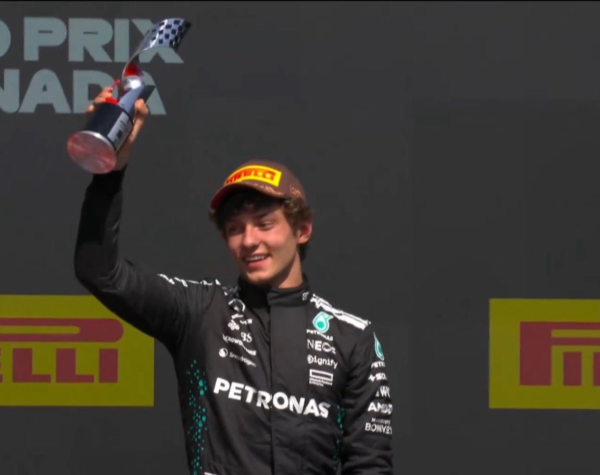 Antonelli con 18 años por primera vez en el podio de la F1.

Yo con 18 años estoy tuiteando que Antonelli con 18 años está por primera vez en un podio de la F1
