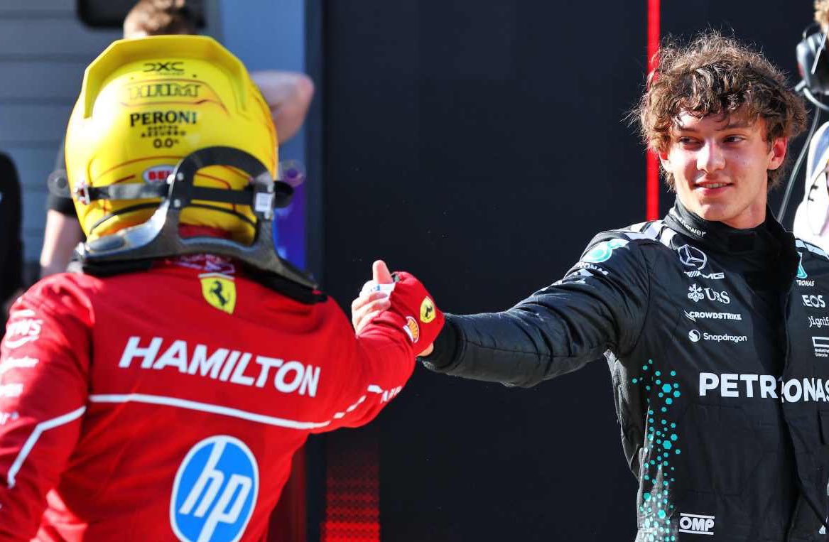 GazzettaFerrari's tweet image. Lewis Hamilton congratulates Kimi Antonelli on his first podium ❤️