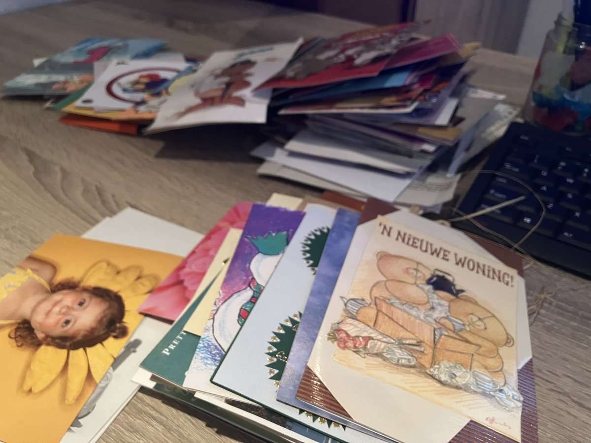 markboot1973's tweet image. Kantoor opruimen. Zoveel kaartjes van lang geleden. (20 jaar en langer geleden) Vervlogen tijden, maar wat is een kaartje krijgen toch leuk…….