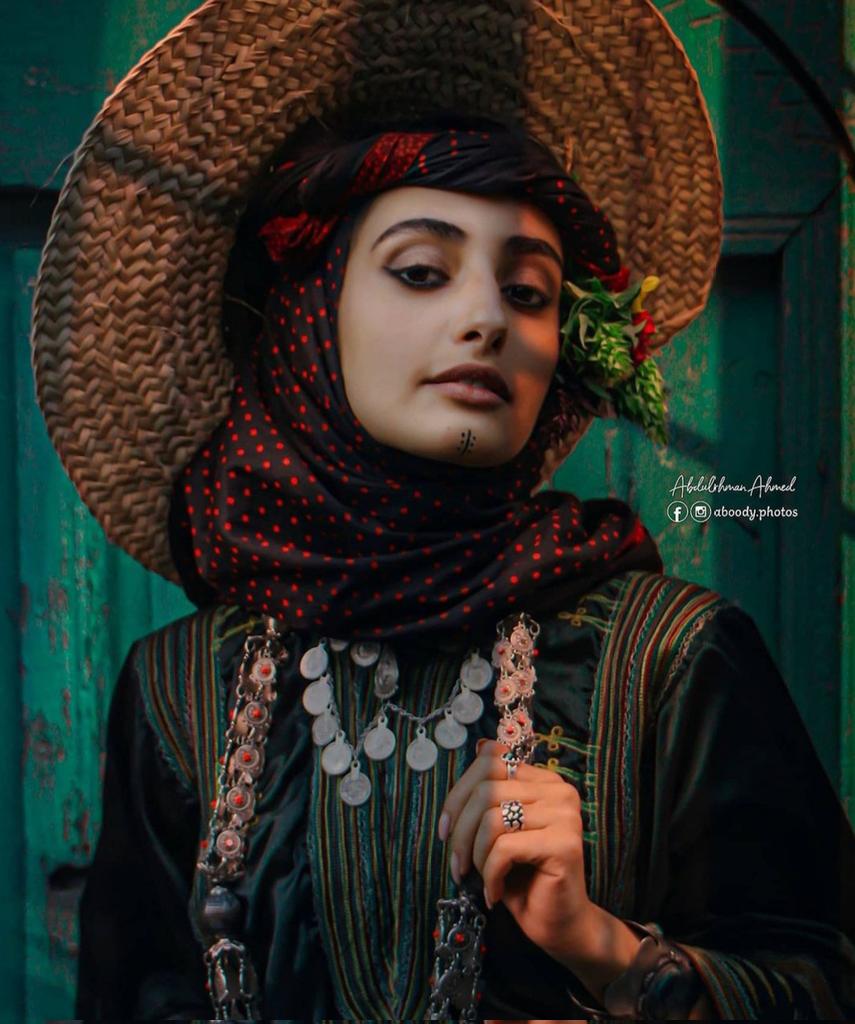 في عينها سحر من تعز قد جرى
كحلٌ أذاب الروح والقلب انبهرا
يا للجمال في الملامح قد بدا
فيك العيون قصيدة لم تجبرا

#أعشق_تعز_وتراث_تعز
#بنات_تعز_كل_ما_يتعلق_بتعز