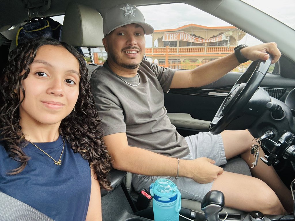 Creando memorias que se quedan para siempre✨

Nada como los momentos simples pero especiales en buena compañía.

¡Feliz domingo de padres! ☀️💙