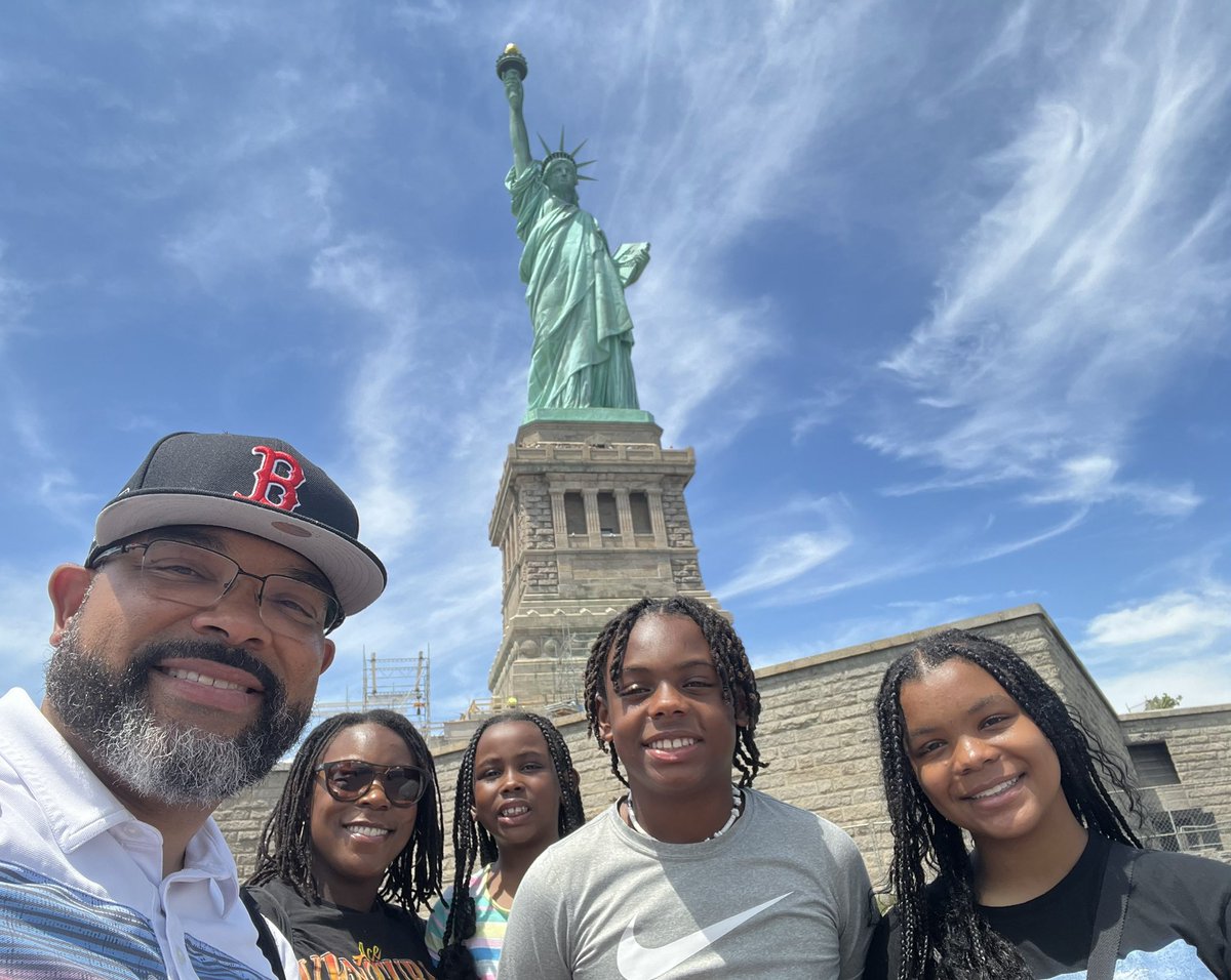 HughUnderPar's tweet photo. Father: A father cares for his family. He shows his children the way they should go in this world. He protects and works hard for his family. He sets a good example and makes sure his family doesn’t go without-even if he does 🙏🏽😎 #HappyFathersDay #DaddyDay #TheSmiths #MiFamilia https://t.co/aXxzokS9NN