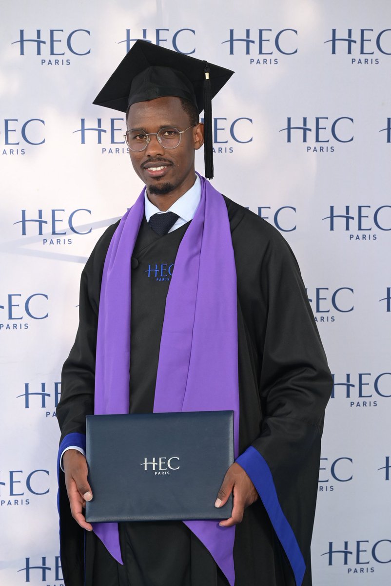 On the left is my friend Omosh. This weekend we both wore gowns yeye ya kanisa mimi ya masomo. Nikakumbuka Kama ningebaki Kenya sahii ningekua Deputy Archbishop buana na airport ingekua Adani International 😂😂😂