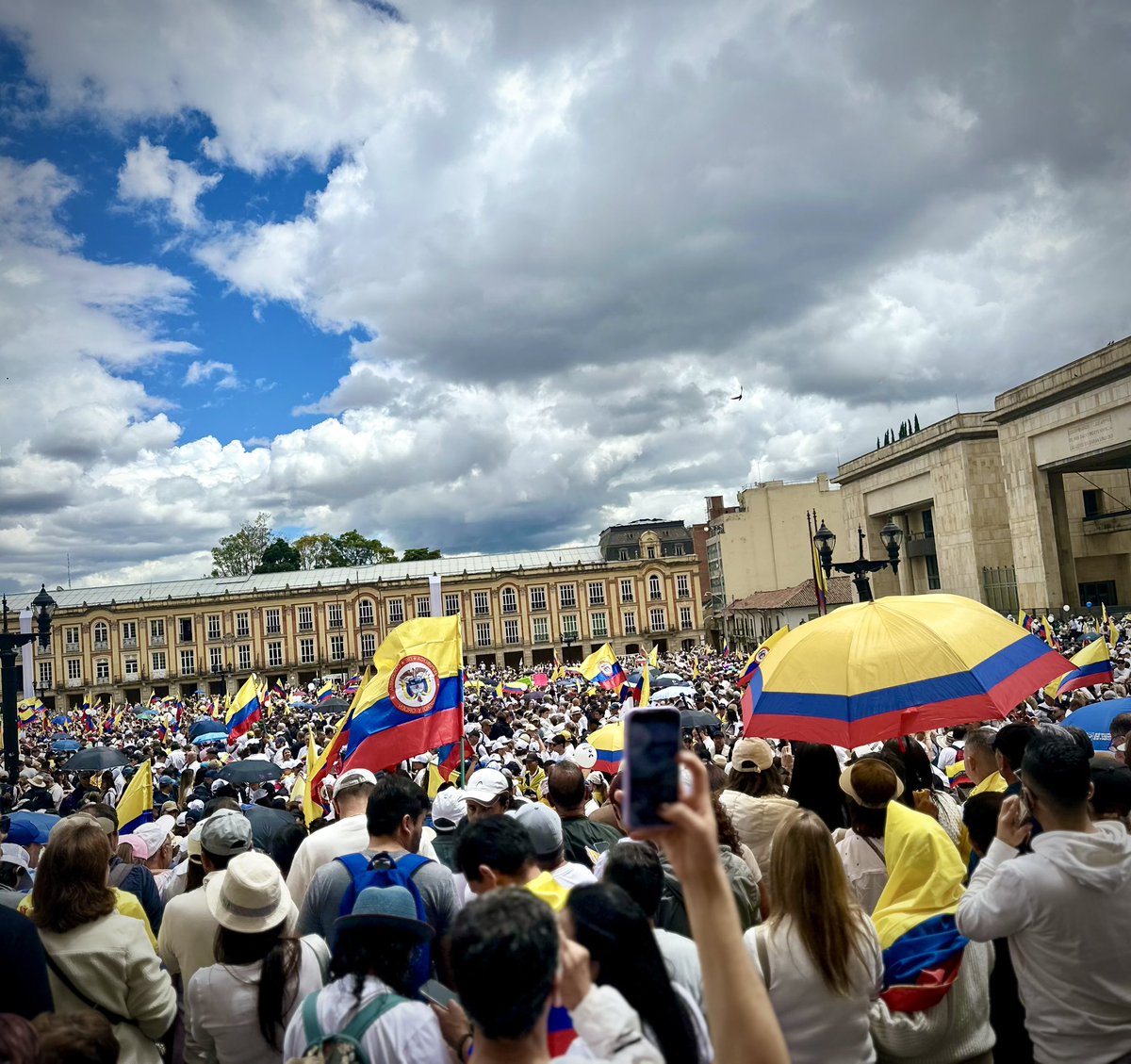 Hoy más de 70 mil personas se unieron a la Marcha del Silencio; Colombia caminó unida, con fe y esperanza, para decir: no más violencias.

#FuerzaMiguel #MarchaDelSilencio