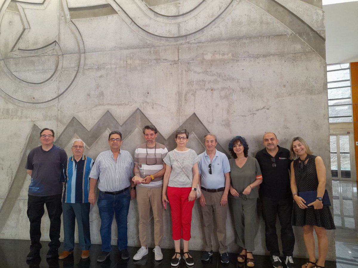 Esta semana hemos recibido, en representación de la Casa de Castilla y León en Zaragoza, a los miembros de su junta directiva junto a su presidente Luciano López Sernández😀. Agradecemos su detalle y la confianza en el Centro de Historias para la realización de sus actividades🫶