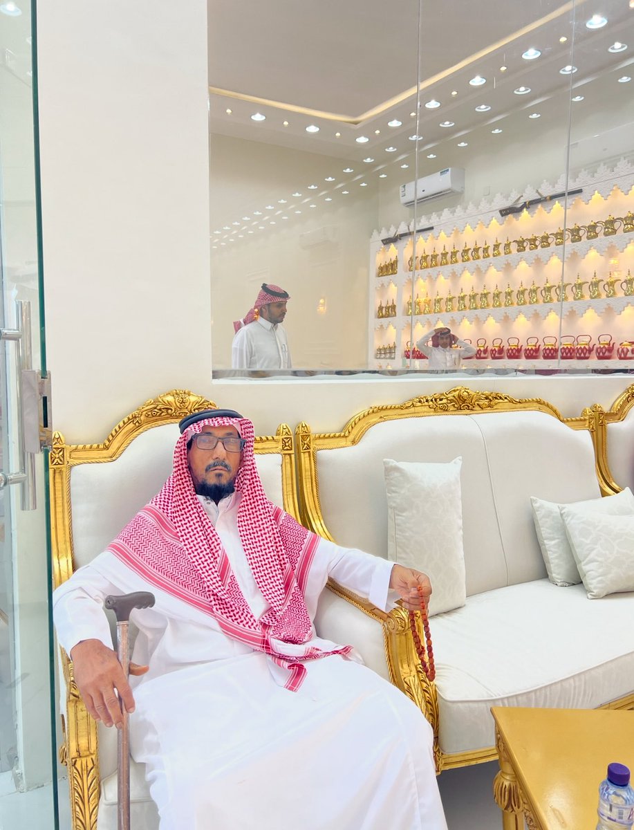 #اليوم_العالمي_للاب

عانقوا ابائكم احتضنوهم
وانظروا إلى ملامحهم واملؤا أرواحكم 
من رالحتهم تعطروا بقرب وجودهم 

رحل والدي  وترك لي بقايا ماضي حزين 
صوت اتمناه ..صور صامته شوق لايبرد
دموع لاتجف 

لاتقل مات ابي بل قل هدم جدار عظيم 
      كان يصد عني متاعب الحياة 
رحمك الله يا أبي