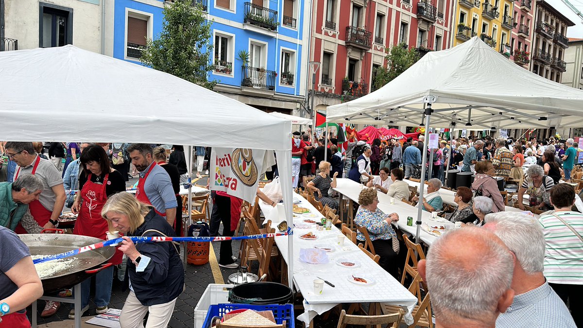 PSE_TomasMeabe's tweet photo. 🥘 ARROCES DEL MUNDO 2025 🌎

Otro año más de gastronomía, multiculturalidad y toneladas de socialismo afectivo.

Felicidades a la coordinadora de grupos Bilbao la Vieja, San Francisco y Zabala por la excelente organización y su compromiso con los barrios.

✊🏼🌹 https://t.co/rMfJBx56wo