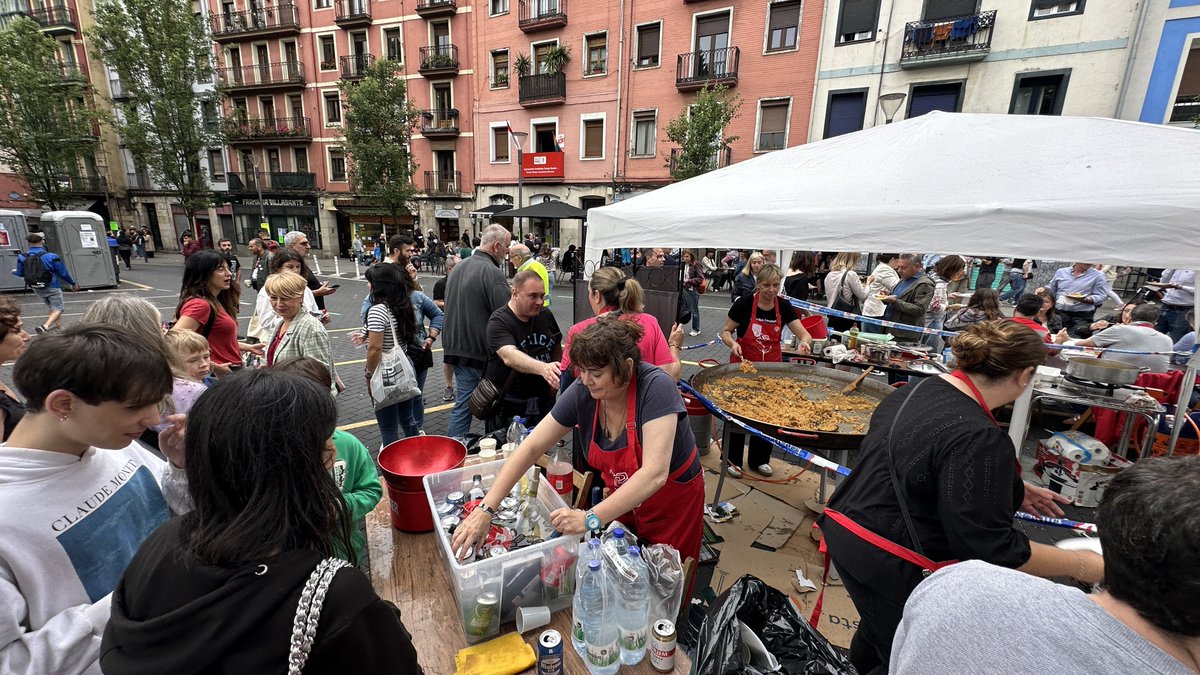 PSE_TomasMeabe's tweet photo. 🥘 ARROCES DEL MUNDO 2025 🌎

Otro año más de gastronomía, multiculturalidad y toneladas de socialismo afectivo.

Felicidades a la coordinadora de grupos Bilbao la Vieja, San Francisco y Zabala por la excelente organización y su compromiso con los barrios.

✊🏼🌹 https://t.co/rMfJBx56wo
