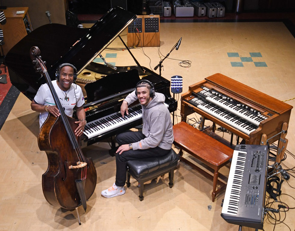 Jazz Time Magazine (@jazztimemusic) on Twitter photo Nathan y Noah East se unen a Eric Clapton en un álbum de jazz para la historia. cutt.ly/brQ9U1UV vía <a href="/JazzizMagazine/">JAZZIZ Magazine</a>. #jazz #bass #piano #guitar #newalbum Nathan y Noah East se unen a Eric Clapton en un álbum de jazz para la historia. cutt.ly/brQ9U1UV vía <a href="/JazzizMagazine/">JAZZIZ Magazine</a>. #jazz #bass #piano #guitar #newalbum