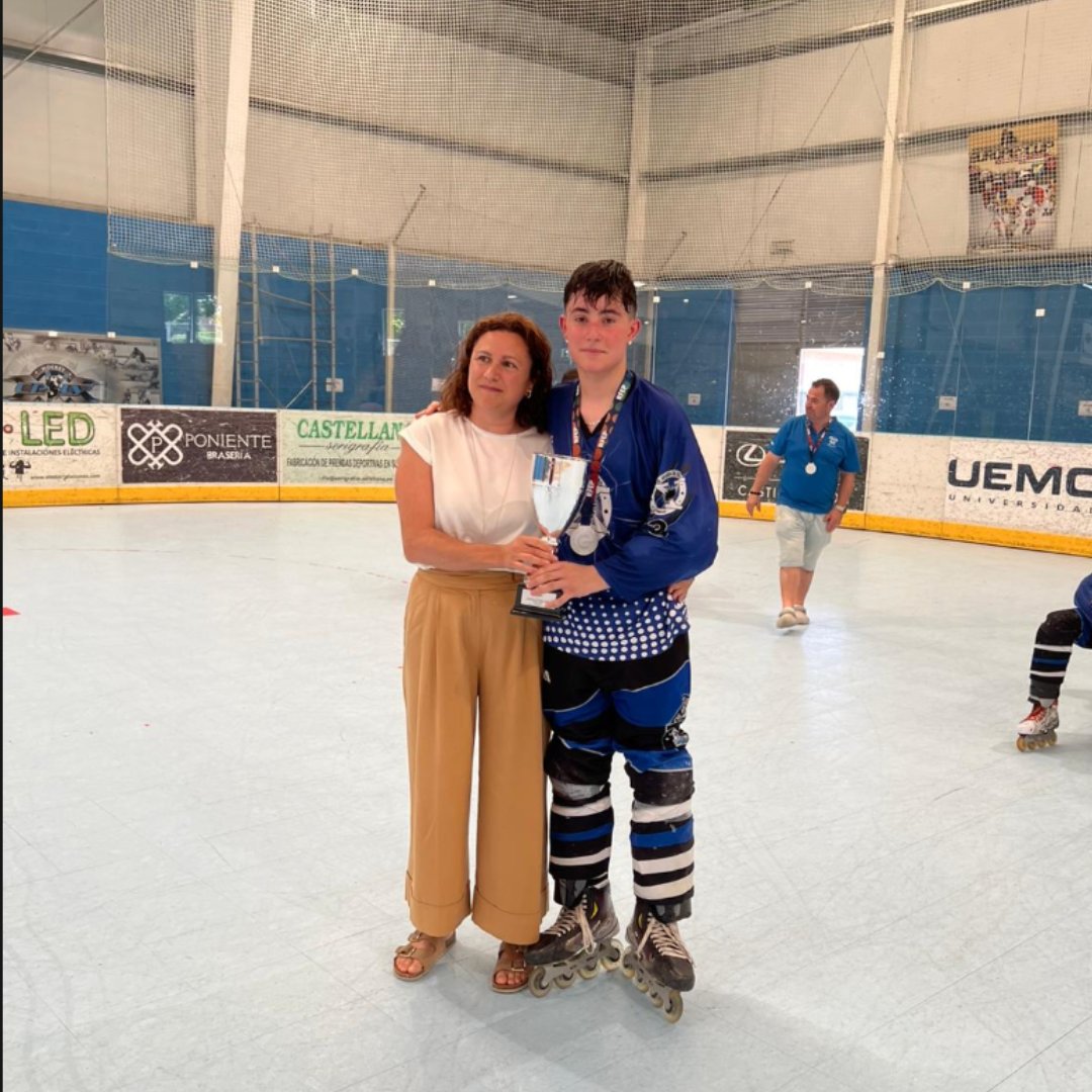 #HockeyLínea | 
El CHL Aranda 🥈 y el CPLV A  🥉, en un campeonato en el que también participó el CPLV B, que finalizó en una meritoria 7ª posición.
📲 Lee la crónica completa en nuestra web:
👉 fpcyl.es/club-hockey-li…
