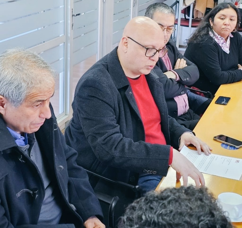 🇨🇱 | COMUNISMO PERVERSO:
La foto muestra a la dirigencia de la CUT y del Colegio de Profesores protestando por la gestión de la Contralora, Dororhy Pérez, en relación al caso de Licencias Médicas. ¡Unas verdaderas ratas!