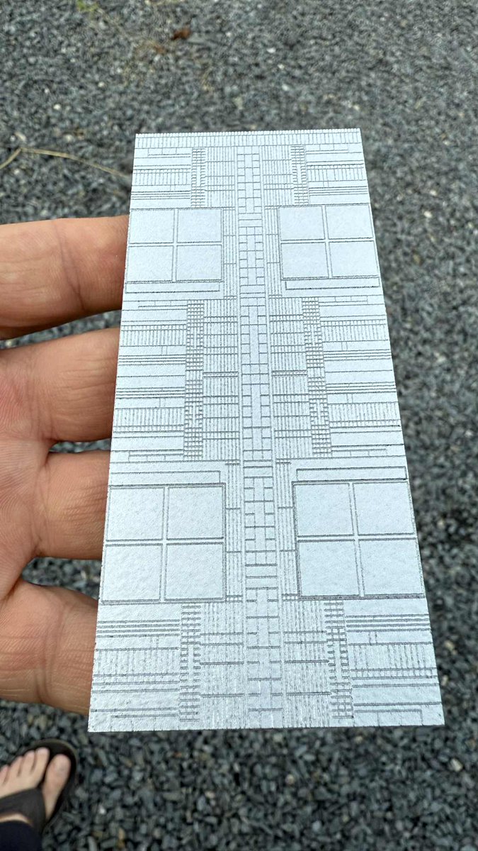 Je commence à faire quelques essais pour la façade avant du boîtier :

L’idée ? Reproduire le die du processeur Intel Core Ultra 5 

👉 Découpe laser en version miniature pour tester le rendu, suivie d’un petit coup de peinture

Vous en pensez quoi des premières photos ? 👇