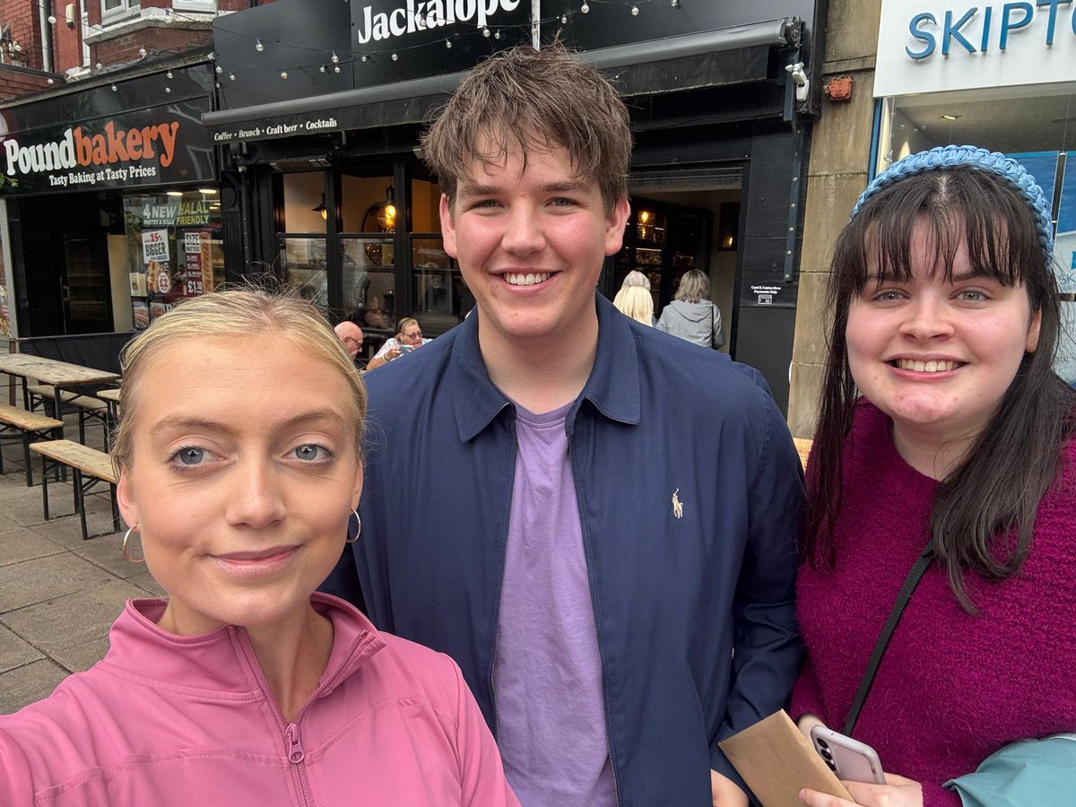 TraffordYL's tweet image. What a brilliant Saturday morning! Canvassing was first up followed by a coffee and cake in the sun! Want to helpLabour implement our plan for change and like what you see? If so send us an email/DM as we would love to have you :) 🌹 #younglabour #labourpartyuk #labourdoorstep