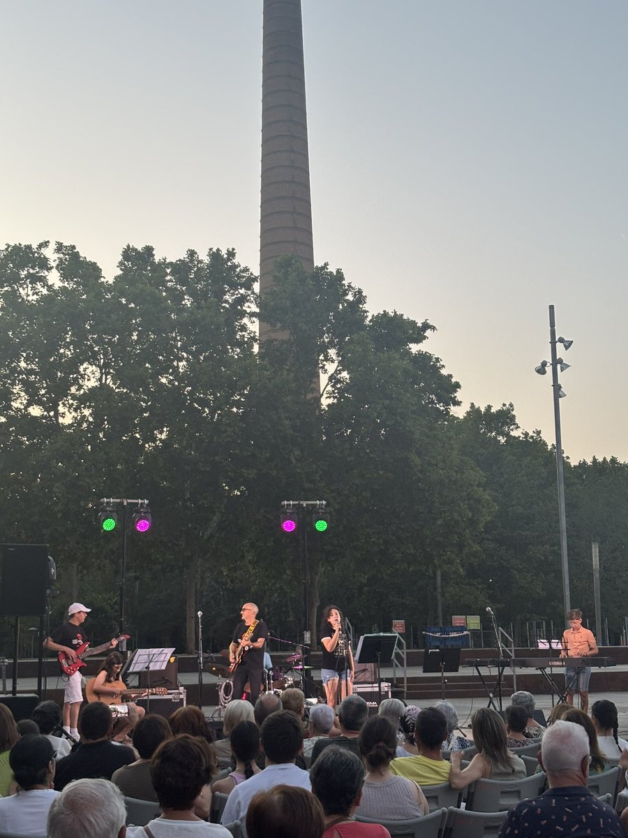 🎶 La EMMMO ha cerrado el #MOBA2025 con música en directo y talento local. Una audición final llena de emoción para despedir el festival.

📍 Anfiteatro Labordeta · 21:30 h

#FestivalMOBA #MonzónCultural #ArtesDeCalle