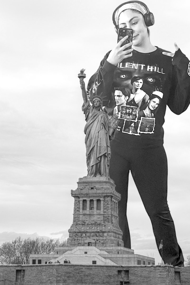 R3kacutioner's tweet image. "Hmm I thought the Statue of Liberty was bigger than this." #sizetwittter #giantess @cottagegoddess_