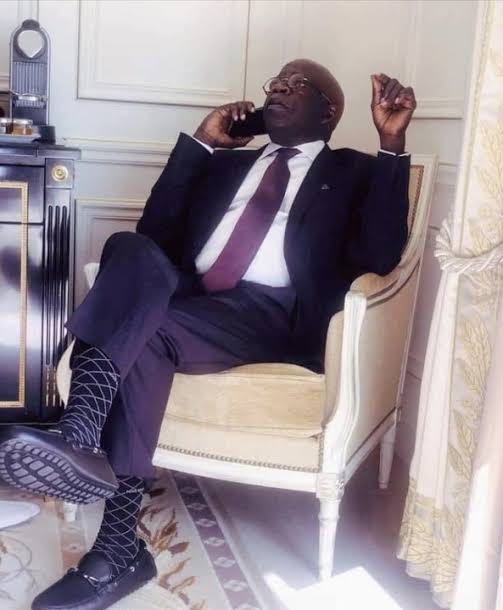 HeDontMakeNoise's tweet image. Macron: Hello Mr Tinubu, have you said anything about the killings?

Tinubu: No sir, I was waiting for your directive

Macron: Just write at least 5 paragraphs of rubbish, your slaves will defend you.

Tinubu: OK sir