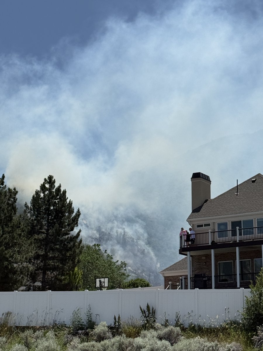 New 🔥 Start: #SuncrestFire is estimated at 3-10 acres and started behind a home in Draper. Resources arriving. Currently, no structures are threatened. More information as it becomes available. #ffslkth